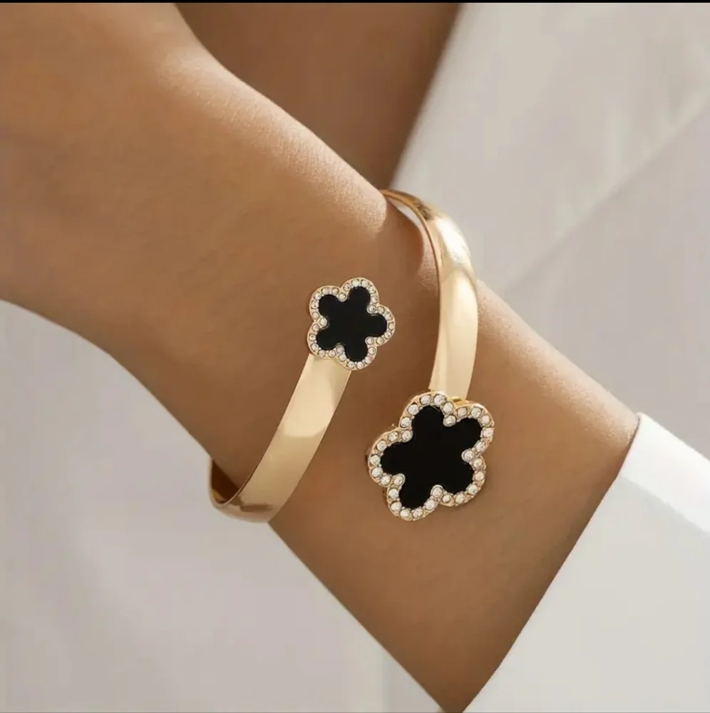 18K Gold Plated Elegant Lucky Flower Geometric Twisted Cuff Bangle.